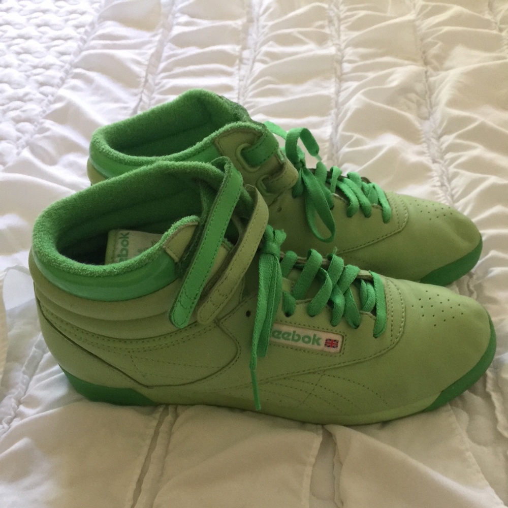 EUC Reebok vintage green hightop sneakers size 9